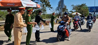 Công an Đắk Nông phát nước suối, khăn lạnh giúp người dân trở về TP sau kỳ nghỉ Tết