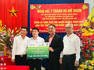 Trao 400 triệu đồng chăm lo Tết cho người nghèo Đắk Lắk 