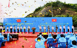 Thông quan hàng hoá qua cặp cửa khẩu Hoành Mô (Việt Nam) - Động Trung (Trung Quốc)