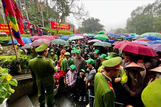 Hơn 20.000 du khách đến Đền Hùng