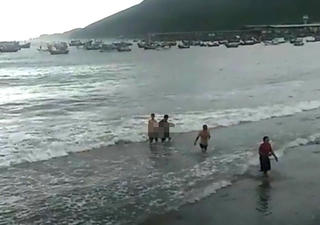 Tìm thấy thi thể học sinh lớp 6 bị đuối nước ở biển Khánh Hòa