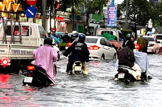 TP Cần Thơ, mưa lớn kéo dài hàng loạt ô tô, xe honda chết máy