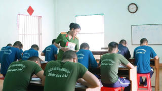 Thắp lên niềm hy vọng từ con chữ