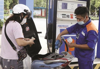 Người tiêu dùng trả bao nhiêu tiền thuế cho mỗi lít xăng? 