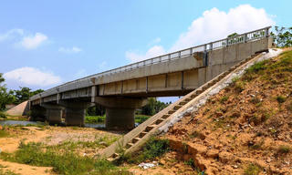 Cầu tiền tỷ xây xong nằm chờ… đường dẫn