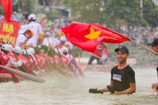 [ẢNH] Hơn 1.000 tay chèo tranh tài đua thuyền trên sông Kiến Giang