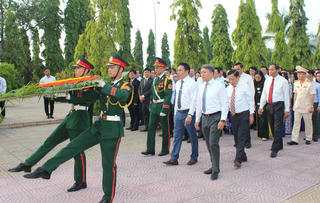 Lãnh đạo tỉnh Khánh Hòa viếng Nghĩa trang liệt sĩ Hòn Dung