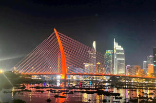 Đi tàu đêm trên sông Sài Gòn