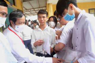 Bộ trưởng Bộ GDĐT động viên thí sinh, giáo viên dự kỳ thi tốt nghiệp THPT