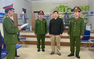 Cán bộ đăng kiểm bị khởi tố vẫn đi làm: Có đúng quy định?