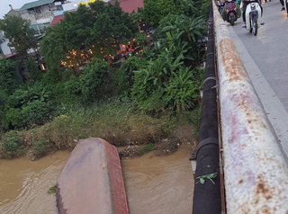 Hà Nội: Sà lan chở cát bị lật úp dưới chân cầu Chương Dương