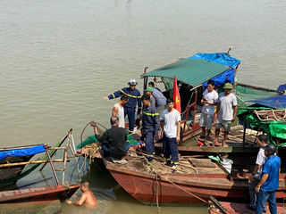 Hà Nội: Xà lan và tàu cá va chạm trên sông Hồng, một người tử vong