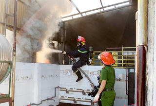 Cháy nhà kho, nhiều tài sản bị thiêu rụi