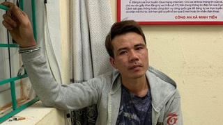 Bắt giữ người đàn ông say rượu cầm kéo lao về phía Công an