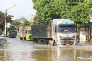 Các phương tiện 'bì bõm' lội nước trên tỉnh lộ 477