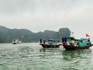 Quảng Ninh: Ra quân thu gom phao xốp, rác thải trên Vịnh Hạ Long 