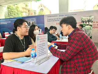Giải tỏa áp lực cho thị trường lao động
