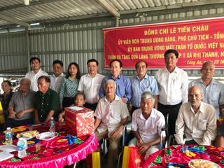 Phó Chủ tịch - Tổng Thư ký Lê Tiến Châu thăm, tặng quà người có công tại Long An