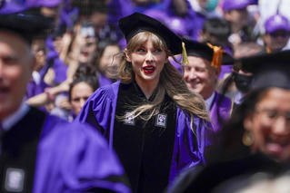 [ẢNH] Taylor Swift nhận bằng Tiến sĩ Danh dự của Đại học New York