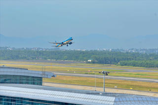 Máy bay của Vietnam Airlines bốc khói ở động cơ nên phải quay đầu hạ cánh khẩn cấp