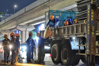 Hà Nội: Rào chắn đường Nguyễn Trãi để thi công dự án xử lý nước thải