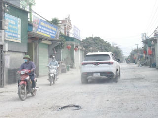 Tỉnh lộ xuống cấp gây khó cho địa phương