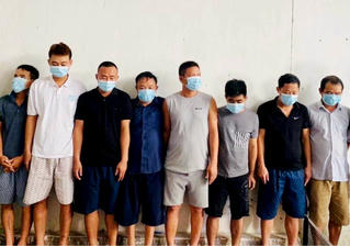 Đang say sưa đánh bạc trong quán cà phê, 7 đối tượng bị bắt giữ