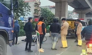 Xe bồn tông thẳng vào xe máy khiến hai vợ chồng thương vong