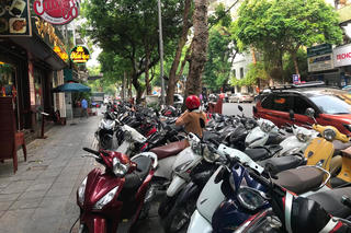 Thu phí đỗ xe không dùng tiền mặt tại Hà Nội: Tiến tới áp dụng trên toàn thành phố