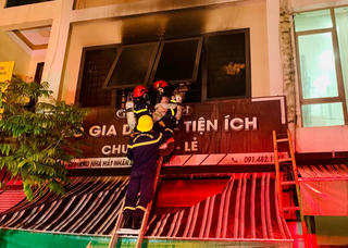 Căn nhà 3 tầng bốc cháy lúc rạng sáng khiến 2 bé gái tử vong
