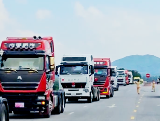 Hàng chục xe đầu kéo nối đuôi nhau đi rước dâu tại Hà Tĩnh