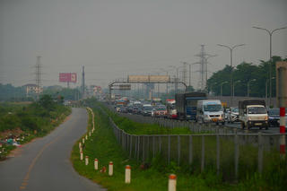 Chưa hết nghỉ lễ, người dân đã ùn ùn trở lại Hà Nội khiến cửa ngõ ùn tắc kéo dài