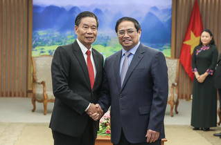 Thủ tướng Phạm Minh Chính tiếp Chủ tịch Ủy ban Trung ương Mặt trận Lào xây dựng đất nước