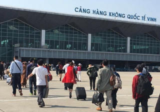 Nứt đường băng sân bay Vinh, hàng chục chuyến bay chưa thể cất và hạ cánh