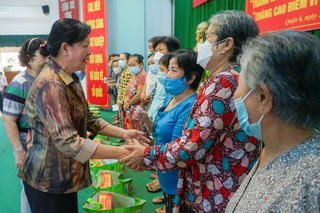 Người cao tuổi vỡ òa hạnh phúc vì được cắt tóc miễn phí, nhận quà hỗ trợ đời sống