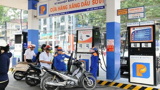 Giá xăng ngày mai có tiếp tục lập kỷ lục mới?