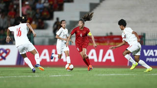 Huỳnh Như được Lank FC chúc mừng sau ngôi vô địch SEA Games 32