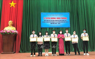 Bảng điểm, giấy khen của con có nên đưa lên mạng xã hội?