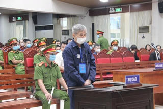 Vụ buôn lậu xăng dầu ở Đồng Nai: Đối tượng cầm đầu bật khóc tại tòa vì kéo con trai vào vòng lao lý