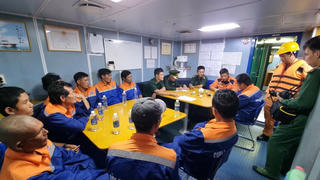 Cứu vớt thành công 10 thuyền viên bị nạn trên biển