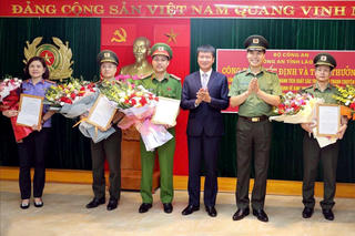Khen thưởng 5 tập thể tham gia triệt phá vụ lừa đảo 'tiền ảo' quy mô lớn