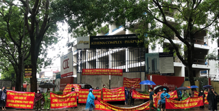 Khách hàng căng băng rôn đòi nhà dự án Athena Complex Pháp Vân