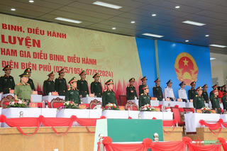 Đại tướng Phan Văn Giang và Đại tướng Tô Lâm kiểm tra hợp luyện diễu binh
