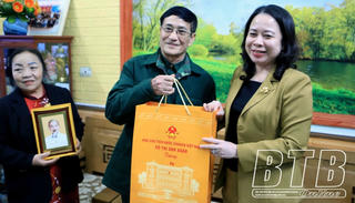 Phó Chủ tịch nước Võ Thị Ánh Xuân thăm, tặng quà gia đình chính sách, công nhân có hoàn cảnh khó khăn tại huyện Vũ Thư