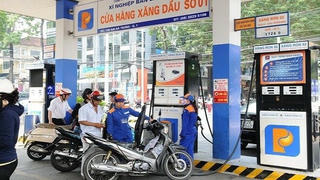 Giá xăng RON95 tăng vượt mức 22.000 đồng/lít từ 15h chiều nay
