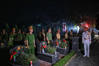 Thắp sáng hàng nghìn ánh nến tri ân các Anh hùng - Liệt sĩ