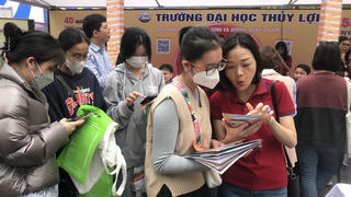 Hàng nghìn thí sinh dự ngày hội tư vấn tuyển sinh hướng nghiệp tại Hà Nội