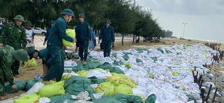 Thừa Thiên - Huế: Khẩn trương khắc phục sạt lở bờ biển, chủ động ứng phó bão số 6