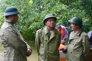Phó thủ tướng Lê Thành Long kiểm tra vùng ngập lũ ở Hà Nội