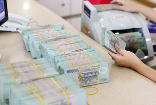 Lãi suất giảm, tiền gửi dân cư vẫn 'chảy' mạnh vào kênh ngân hàng